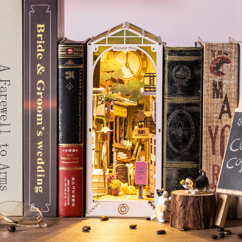 Sunshine Town: Miniature 3D Doll House and Book Nook